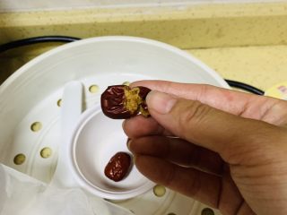 9、夏日冰饮冰镇黄糖八宝粥,把第一步分开放到几个红枣撕开