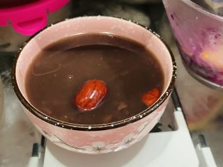11、夏日冰饮冰镇黄糖八宝粥,最后可以开动了，按自己个人喜爱热吃或者放到冰箱冰镇。