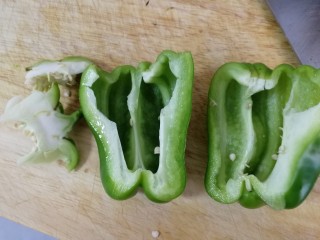 4、清炒茄丝,青椒洗净去籽。