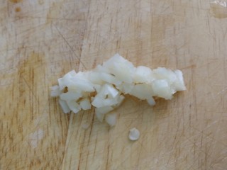 6、清炒茄丝,蒜压扁切碎。