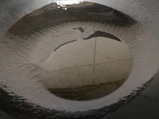 7、清炒茄丝,热锅倒入适量油。