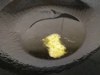 9、清炒茄丝,油微热，放入小火炸香。