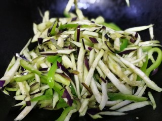 11、清炒茄丝,文火翻炒，茄丝会把油都吸干，继续翻炒。