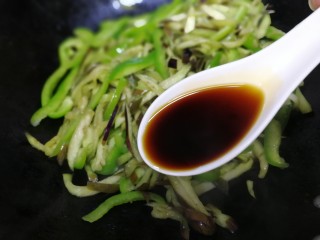 13、清炒茄丝,沿锅边淋一勺生抽，文火炒匀。