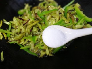 14、清炒茄丝,洒一小时盐，炒匀。