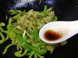 15、清炒茄丝,放一点香醋，炒香。
