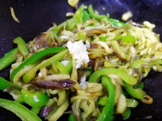 16、清炒茄丝,放入蒜末，简单翻炒一下即可。
