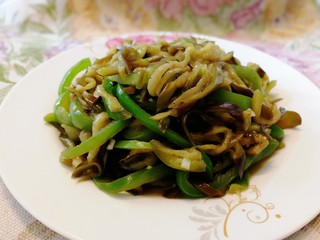 17、清炒茄丝,咸香中略带酸味，夏天吃很是开胃。