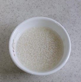 1、补气又营养的松仁粥,江米提前一小时泡好，这样既能缩短熬粥时间，也可以使粥的口感更加软糯香甜。