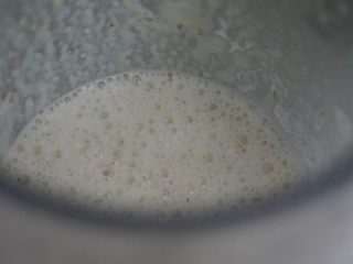 3、补气又营养的松仁粥,江米加一杯水，用搅拌机打成米浆待用。再把松仁加水打成浆。