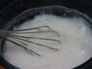 4、补气又营养的松仁粥,把米浆倒入锅里煮开转小火慢熬至米香蔓延整个屋子，熬制过程中要不停地搅拌，不然会糊锅哟！