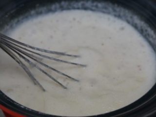 5、补气又营养的松仁粥,米粥熬成稍微粘稠的糊状时，加入打好的松仁浆，再次煮开，5分钟后关火。