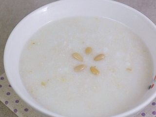 6、补气又营养的松仁粥,香香甜甜的松仁粥就熬好了。