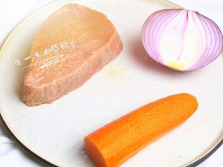 1、胡萝卜牛肉丸子 宝宝辅食，洋葱+ 鸡蛋,食材准备好。牛肉用的里脊，比较嫩，适合宝宝吃。牛肉可以换成鸡腿肉，鱼肉，看你想给宝宝吃什么。