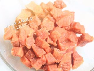 2、胡萝卜牛肉丸子 宝宝辅食，洋葱+ 鸡蛋,牛肉切小块。