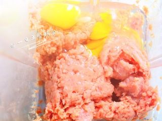3、胡萝卜牛肉丸子 宝宝辅食，洋葱+ 鸡蛋, 加2颗鸡蛋，再加50克水。用料理机搅拌成牛肉泥。