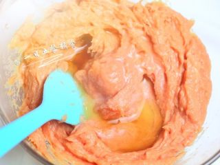 4、胡萝卜牛肉丸子 宝宝辅食，洋葱+ 鸡蛋, 加半只柠檬挤汁去腥，没有柠檬汁用料酒。搅拌均匀。