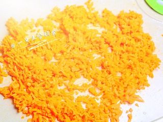 5、胡萝卜牛肉丸子 宝宝辅食，洋葱+ 鸡蛋,洋葱，胡萝卜切碎碎。