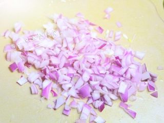 6、胡萝卜牛肉丸子 宝宝辅食，洋葱+ 鸡蛋,1岁以下的宝宝或者妈妈时间不够，胡萝卜、洋葱和牛肉一起搅打成泥。有点时间的麻麻就不要偷懒了多给宝宝咀嚼的机会！蔬菜蒸熟了软软的宝宝完全可驾驭