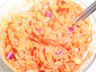 7、胡萝卜牛肉丸子 宝宝辅食，洋葱+ 鸡蛋,以上食材加入1勺盐，几滴食用油，搅拌均匀。