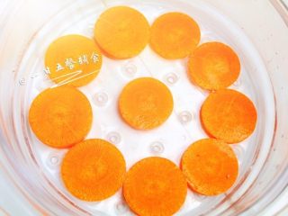 8、胡萝卜牛肉丸子 宝宝辅食，洋葱+ 鸡蛋,胡萝卜切片，放在蒸锅上。