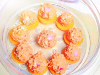 9、胡萝卜牛肉丸子 宝宝辅食，洋葱+ 鸡蛋,右手拿勺子，挖牛肉泥在左手上，左手稍微把泥弄个圆。放在萝卜上。