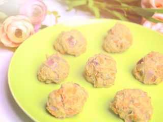 11、胡萝卜牛肉丸子 宝宝辅食，洋葱+ 鸡蛋,味比较淡，孩子比较喜欢吃，别以我们的口感来判断，爸妈吃的时候可加点醋/生抽/耗油。看你喜好。