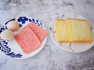 1、火腿蛋三明治,准备好材料