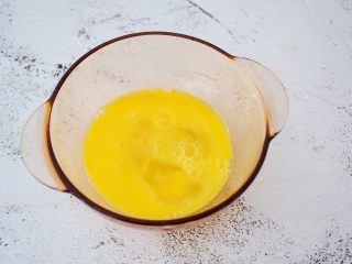 2、火腿蛋三明治,鸡蛋打入碗中，加入少许盐和水，搅打均匀备用