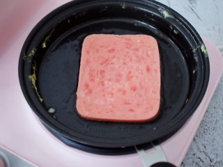 5、火腿蛋三明治,原锅放入火腿煎熟，盛出备用