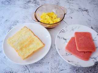6、火腿蛋三明治,全部装盘备用