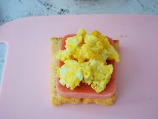 9、火腿蛋三明治,铺上鸡蛋