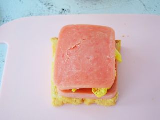 10、火腿蛋三明治,再放入火腿