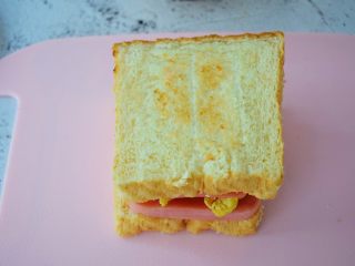 11、火腿蛋三明治,最后盖上另一片吐司