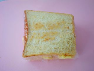 12、火腿蛋三明治,用保鲜膜包裹起来
