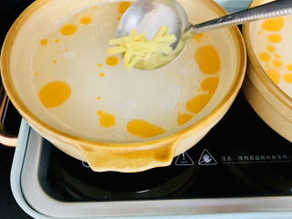 6、蔬菜虾仁粥,再次开锅时下入姜丝