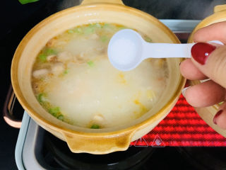 11、蔬菜虾仁粥,下入盐调味。