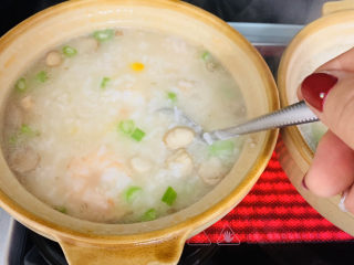 13、蔬菜虾仁粥,不停的用小勺搅拌防止粘连。