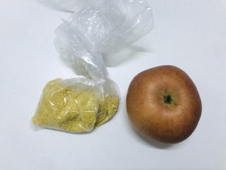 1、苹果小米粥,准备苹果，小米