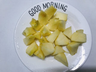 3、苹果小米粥,切成小块