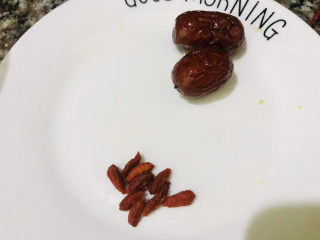 4、苹果小米粥,枸杞和红枣洗干净后备用