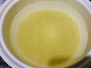 5、苹果小米粥,先煮小米粥