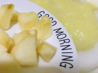 7、苹果小米粥,再放入苹果