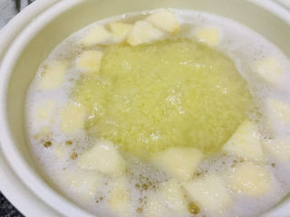 8、苹果小米粥,继续煮10分钟左右