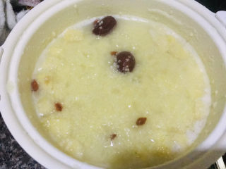 10、苹果小米粥,最后放入两颗红枣即可