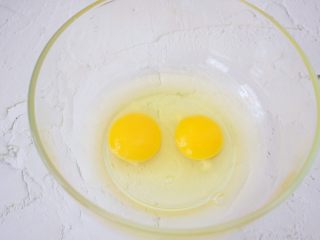 2、无需烤箱的奶香布丁,鸡蛋打入容器中