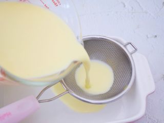 6、无需烤箱的奶香布丁,过筛两遍
