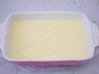 7、无需烤箱的奶香布丁,盖上保鲜膜