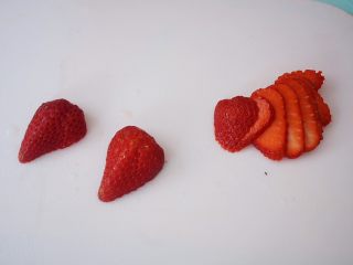 11、无需烤箱的奶香布丁,草莓清洗干净后按自己喜好切片或切成小块,等布丁蒸好取出晾凉后,再把草莓摆上即可