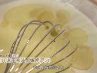 4、冰皮月饼,加入玉米油和炼奶混合均匀直到看不见玉米油。混合油类有个秘诀，打蛋器不要碰到盆底，悬空的画圈圈，你会看见浮在表面的油慢慢会跟牛奶混合看不见啦，这样就混合均匀了